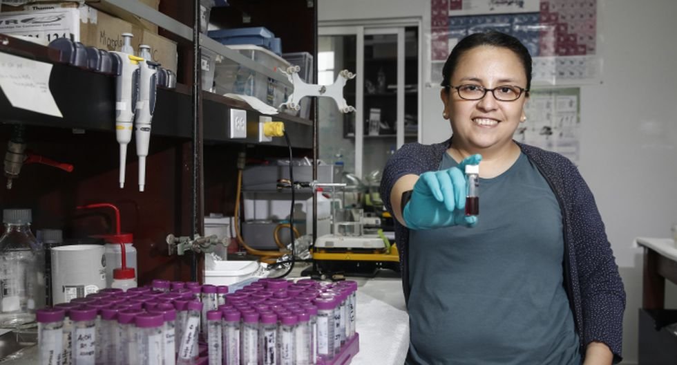 ConcytecPeru's tweet photo. 👩‍🔬🇵🇪 En el mes de la mujer, conoce a la científica Betty Galarreta, química dedicada al estudio de cómo las nuevas tecnologías pueden integrarse a la medicina y al estudio de la vida en su escala más pequeña.

🗞 Especial de @elcomercio_peru ➡️ https://t.co/RfcZUlsF6z https://t.co/OfcXqQhwpH