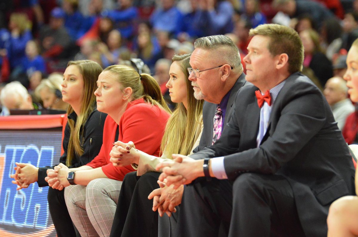 skinner0407's tweet photo. Big shout out to @robert_coach, the fab 4 coaching staff, and the @LadyPottersHoop as they rock the second house that Bobby B built! Go big, get number 🖐🏻 and show them your #humbleswagger  #alwayspartofthefam https://t.co/ilme88Dou7