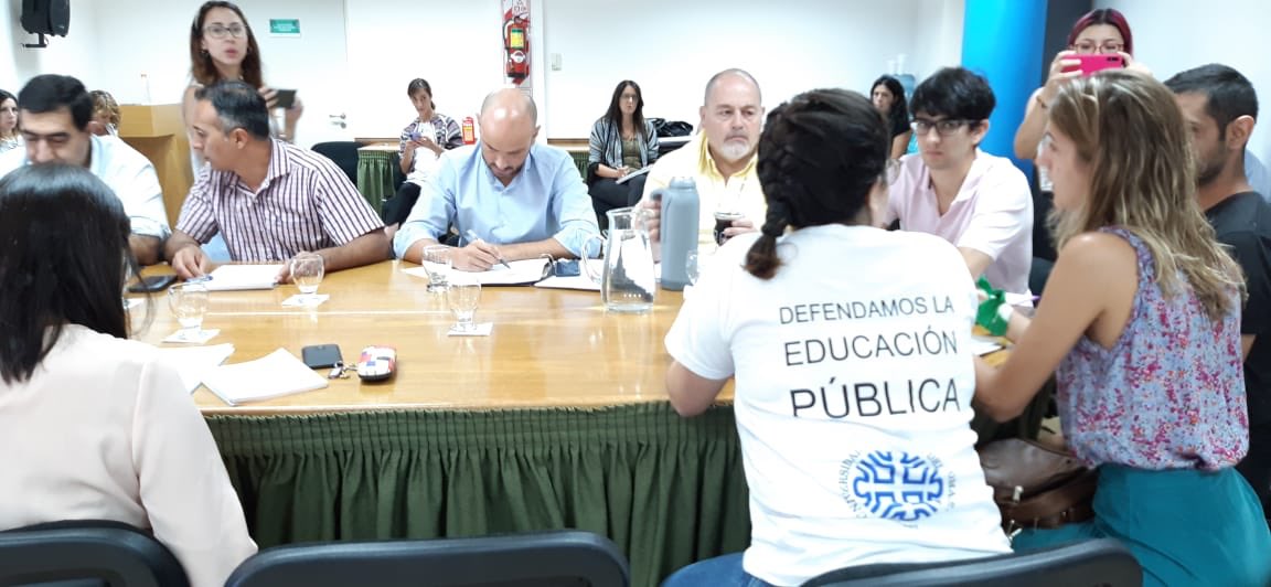 pepeousset's tweet photo. #Ahora Comisión de Servicios Públicas en @cdneuquen - Visto bueno para el boleto estudiantil cero en la ciudad de Neuquén. https://t.co/zIRvwQUPVB
