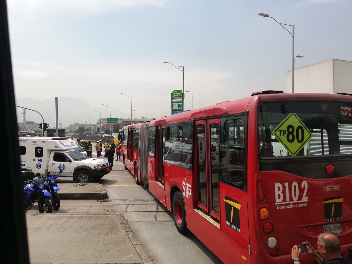 CrisDuranG's tweet photo. @BogotaTransito @TransitoBta El choque es a la altura de la estación de Zona Industrial. https://t.co/bsxXw0OifI