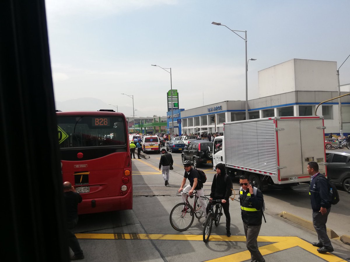 CrisDuranG's tweet photo. @BogotaTransito @TransitoBta El choque es a la altura de la estación de Zona Industrial. https://t.co/bsxXw0OifI