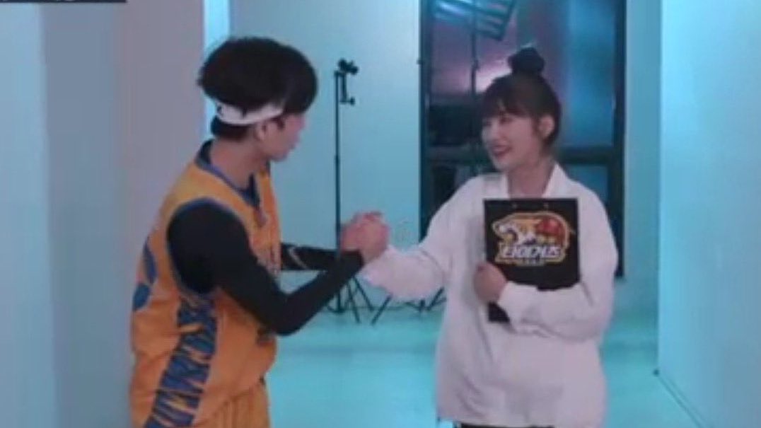 heroes_twt's tweet image. Joy successfully adopted Seonho as her younger brother.