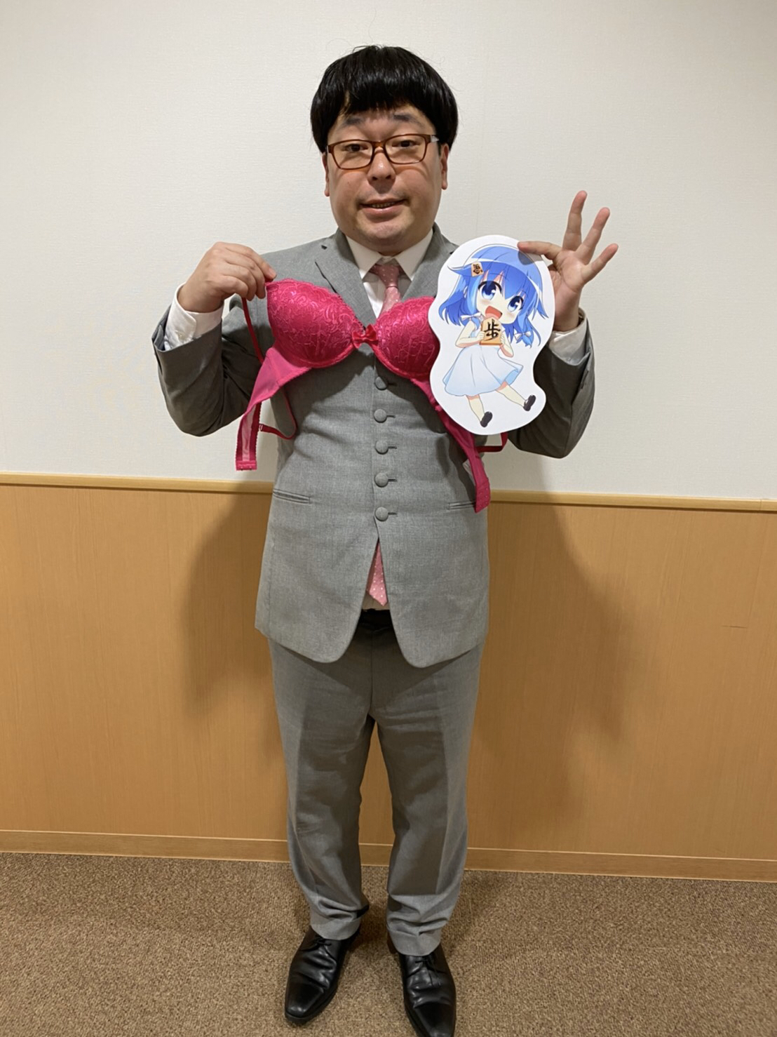 天津 向 アニラジアワードで ためになるらじお が えっちなラジオ賞 を取りました ありがとうございました こちらは歩サラさんのイラストと なぜかくっついてきたブラジャーです ただの変態です 目がヤバいです これは賞なのか アメリカの
