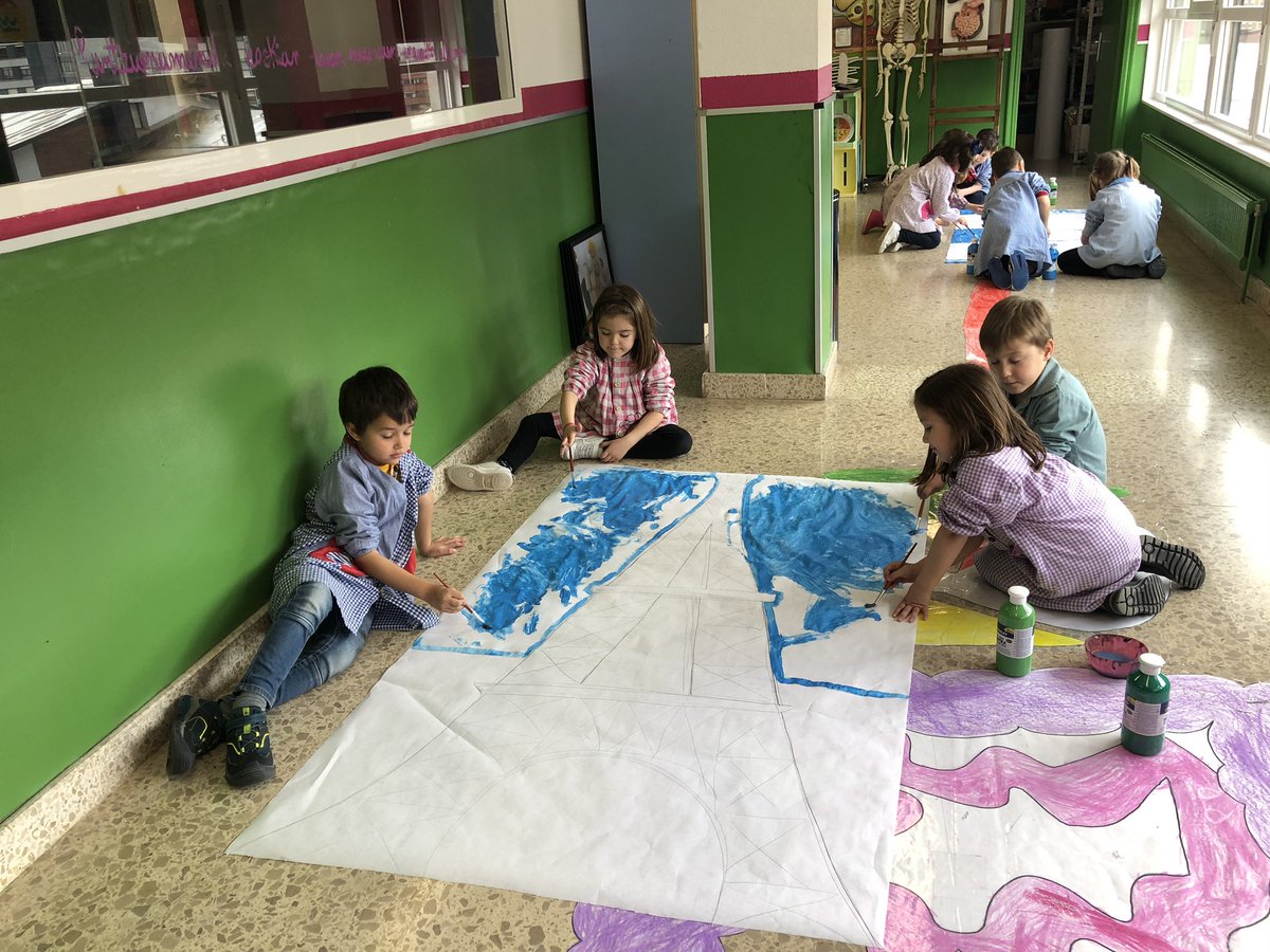 art_erasmus's tweet photo. Painting decorations for the French song!🇫🇷 https://t.co/B8YAQhwilA
