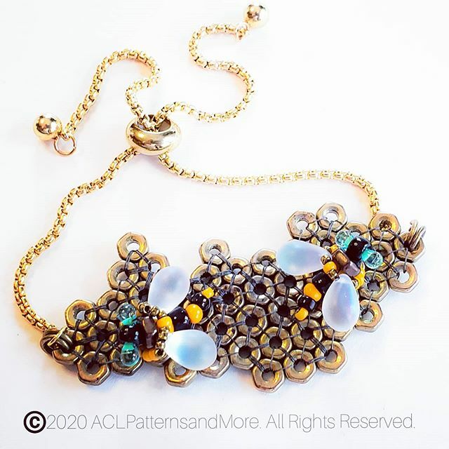 ACLPatterns's tweet image. Honeycomb Bracelet class @lucys_bead_boutique this Sunday March 8, 2020.
See you all there🙂🐝
#ArteQueEmbellece #ArtYoullLoveToWear #bee #jewelry #hadmade #diy #handmadejewelry #weekend #beads #beadwork #honey #savethebees ift.tt/2VSjdrY
