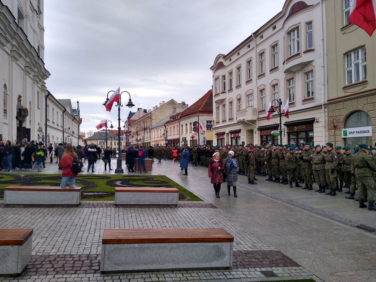 TheBloggerpl's tweet photo. @TheBloggerpl #Rzeszów ulica 3-go Maja #uroczystości 101 rocznicy śmierci Leopolda Lisa Kuli.
#Polska #LeopoldLisKula #Historia  #TheNostalgiaStamps Zapraszam na moją stronę ze zdjęciami https://t.co/fNxRiSivwB https://t.co/3jsBZxhEnL