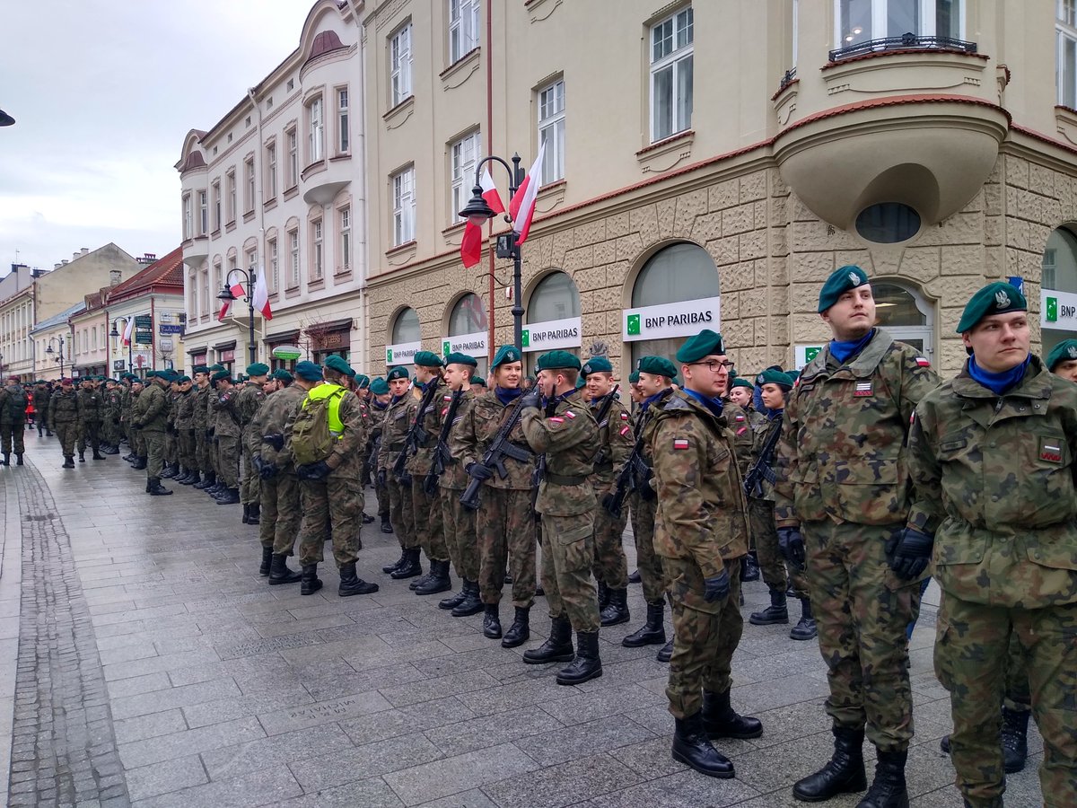 TheBloggerpl's tweet photo. @TheBloggerpl #Rzeszów ulica 3-go Maja #uroczystości 101 rocznicy śmierci Leopolda Lisa Kuli.
#Polska #LeopoldLisKula #Historia  #TheNostalgiaStamps Zapraszam na moją stronę ze zdjęciami https://t.co/fNxRiSivwB https://t.co/3jsBZxhEnL