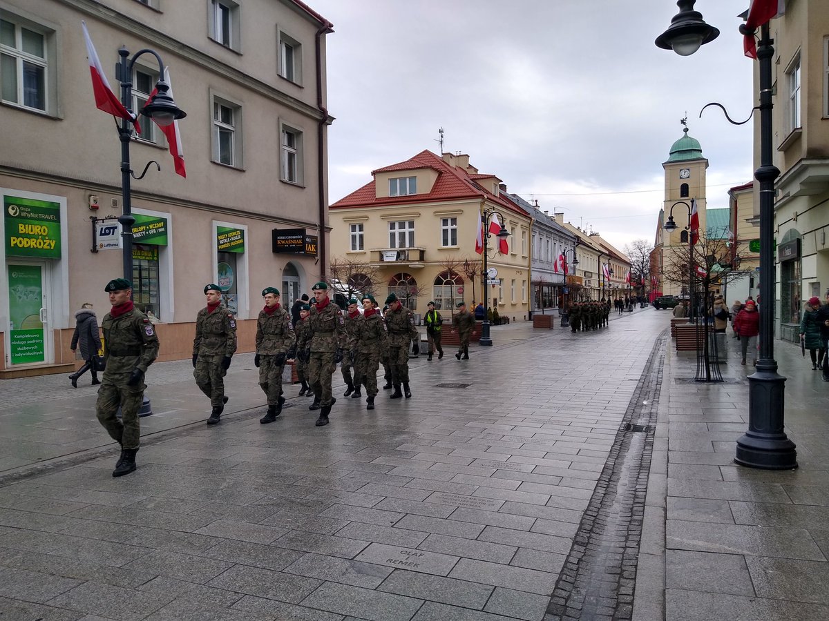 TheBloggerpl's tweet photo. @TheBloggerpl #Rzeszów ulica 3-go Maja #uroczystości 101 rocznicy śmierci Leopolda Lisa Kuli.
#Polska #LeopoldLisKula #Historia  #TheNostalgiaStamps Zapraszam na moją stronę ze zdjęciami https://t.co/fNxRiSivwB https://t.co/3jsBZxhEnL