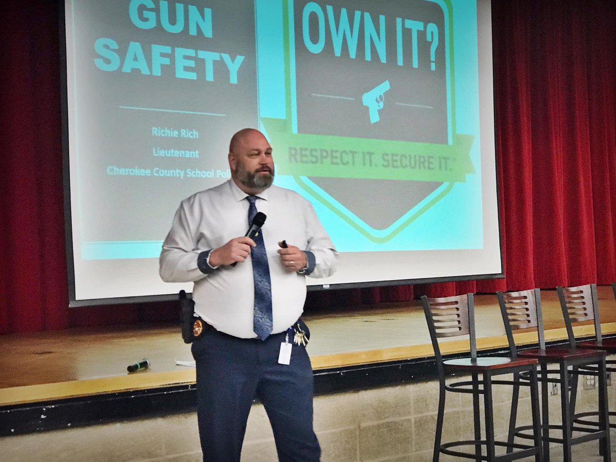 CCCPTA's tweet image. Great night at our first Parent University! Began the event with insights from a panel of impressive Woodstock High students. Thank you to Dr. Debra Murdock, Noelle Beard, and Lieutenant Richie Rich for a information-packed evening! #CCSDcares #SafeCherokee #ReadySetServe