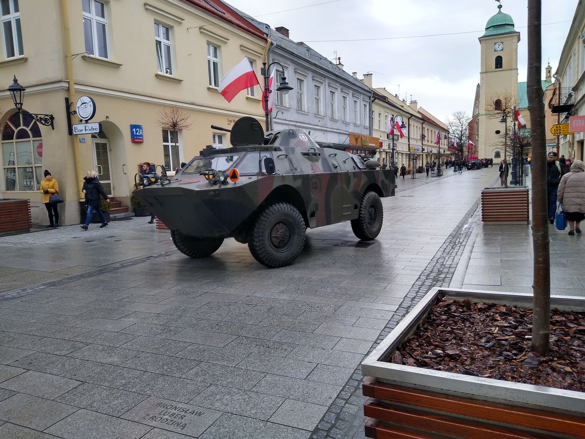 TheBloggerpl's tweet photo. @TheBloggerpl #Rzeszów ulica 3-go Maja #uroczystości 101 rocznicy śmierci Leopolda Lisa Kuli.
#Polska #LeopoldLisKula #Historia  #TheNostalgiaStamps Zapraszam na moją stronę ze zdjęciami https://t.co/fNxRiSivwB https://t.co/3jsBZxhEnL