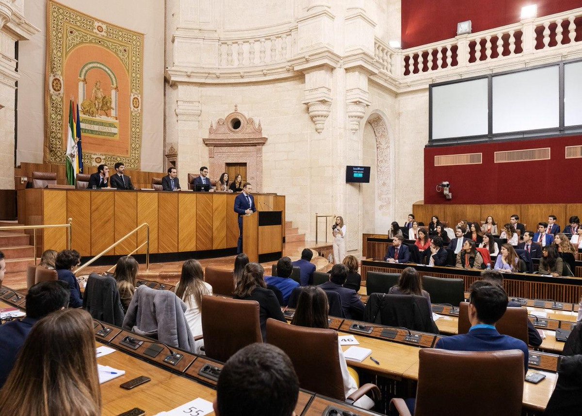 ParlamentoAnd's tweet photo. 📸 El @ParlamentoAnd ha acogido hoy la XV edición de la #SIPA, la Simulación del Parlamento de Andalucía, organizada por @CanovasFundac. Más de un centenar de jóvenes que han tomado los escaños de los diputados para debatir sobre diferentes iniciativas parlamentarias. https://t.co/UeLRatYBm2