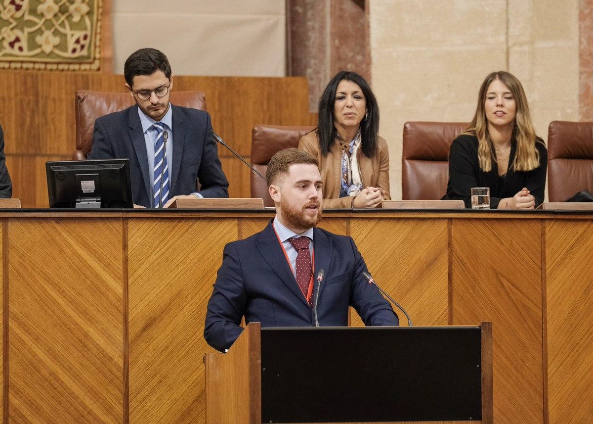 📸 El <a href="/ParlamentoAnd/">Parlamento Andalucía</a> ha acogido hoy la XV edición de la #SIPA, la Simulación del Parlamento de Andalucía, organizada por <a href="/CanovasFundac/">Cánovas Fundación</a>. Más de un centenar de jóvenes que han tomado los escaños de los diputados para debatir sobre diferentes iniciativas parlamentarias.