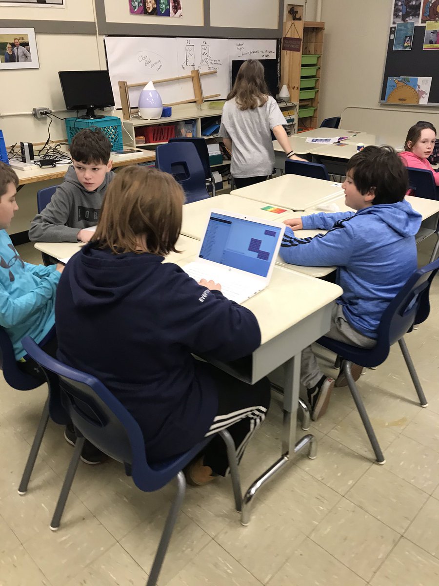 MikeFitz157's tweet image. Class hasn’t even started yet and students are asking to start coding their beadwork designs before the bell! Collaborative debugging! #codetolearn @coding_lynx #IKMath @ruthbeatty11 @ruralchristina @peterskillen @brendasherry