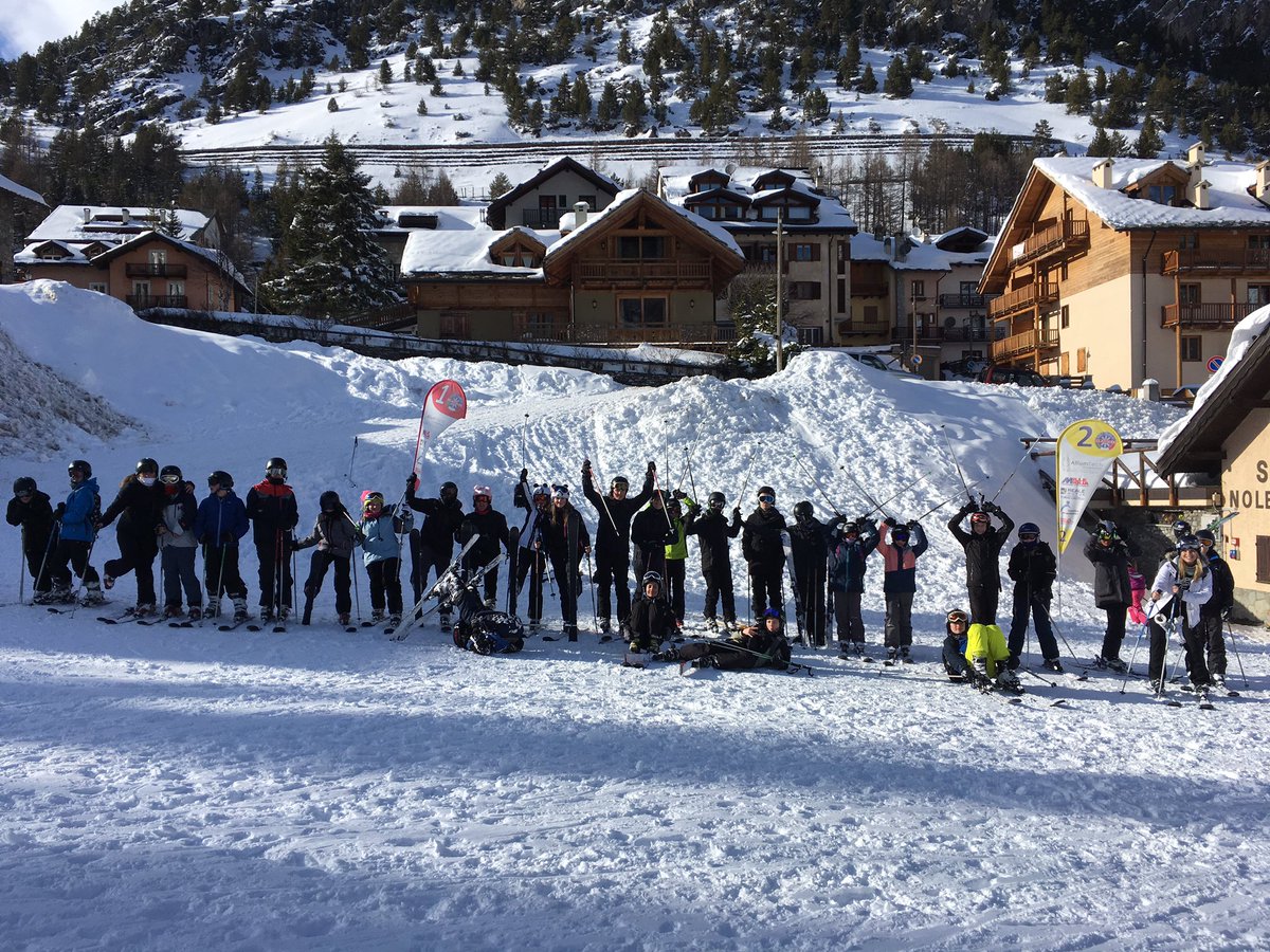 PPencelli's tweet photo. Team photo. I am so proud of everyone on the trip, staff and students, they have all been fantastic #memoriesmade #skiteam #mountains https://t.co/ee963HClbA