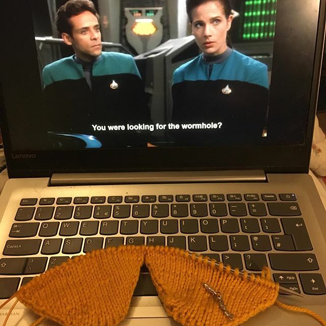 EdaurAfon's tweet image. I’m testing @artesanitarium ‘s #wherever_socks this week. I’m enjoying making #toeupsocks...
🧶🧶🧶🧶
#fromtheartesanitarium #onestitchatatime #knittingfortherapy #yesimewatchingstartrek #deepspacenine #trekkie #idonthaveauniformthough ift.tt/2TtDbrp