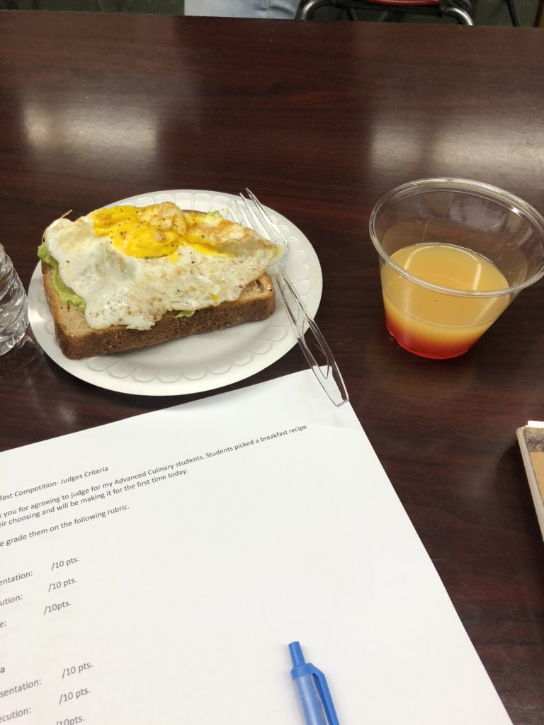 ckavaja16's tweet photo. I was honored 2 be a judge again 4 @WHSVersuk & her students.😊These students cease 2 amaze me w/their creative, appealing & delicious dishes! 😋I actually missed getting a pic of the Pesto Poached Egg & Bacon on an Onion Bagel. 😳😋@WHSGardner #WeAreBarrons #LifeSkills #CTEclass https://t.co/lXH70R9bUn