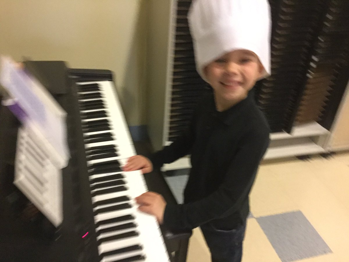 pierce_mr's tweet photo. Today in kindergarten music some of their parents and sponsors joined us!!  We had half of the class learning piano and half were having a music therapy lesson with Mrs. Stites!  @MhsVpa @MHPrincipals @miltonhershey https://t.co/xGAWc4wKCu