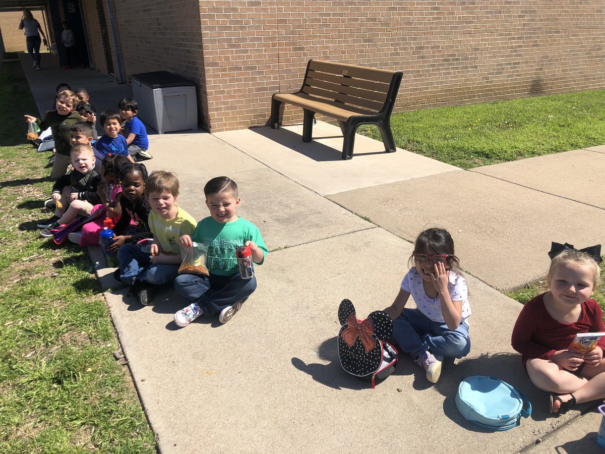 A beautiful, sunny day calls for snack outside before recess! <a href="/bisdhhe/">Holiday Heights</a> #huskypride