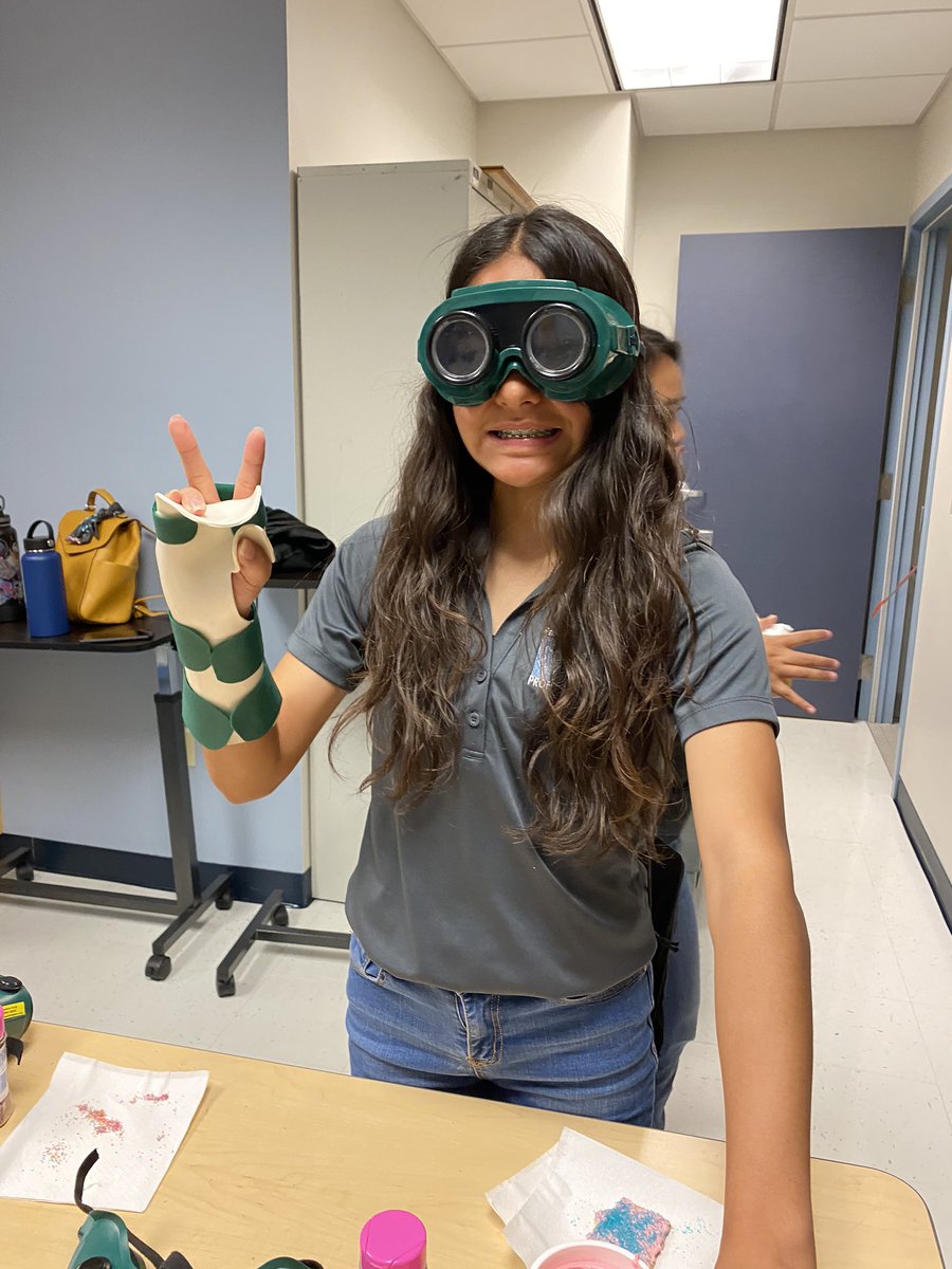 BaysanRj's tweet photo. This week the medical strand was able to visit @MidwesternUniv for the Health Sciences Career Day. It was great being able to see how broad the medical field is! #PeoriaMETMed #PeoriaMET https://t.co/KIricRLLGO