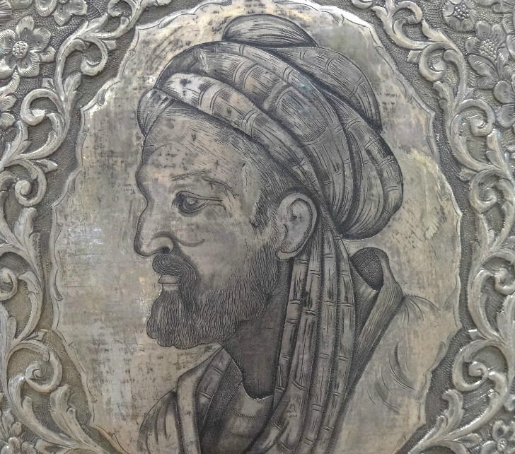 M.S 980 yılında Samani Hanedanlığı topraklarında Buhara yakınlarındaki bir köyde dünyaya gelmiş. Türk veya Fars kökenli olduğum konusunda kesin bilgi yok… Malum, o zamanlarda savaşlara bağlı göçler çok fazla idi ve nüfus kayıtları tutulmuyordu.