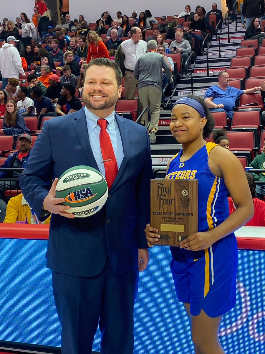 IHSAState's tweet photo. π @hellocountry Three-Point Showdown Class 3β£A Finals π
π₯ Dionna Brooks, DeLaSalle 9β£
π₯ Aubrey Hubbard, Waterloo 8β£
π₯Kenzey Decker, Springfield 7β£
π₯Jamyah Winter, Rock Island 7β£
π Dionna Brooks wins 3β£A, advances to March 7 Queen of the Hill!
#TakeSimpleSteps #IHSA https://t.co/of3i0Y0YO6