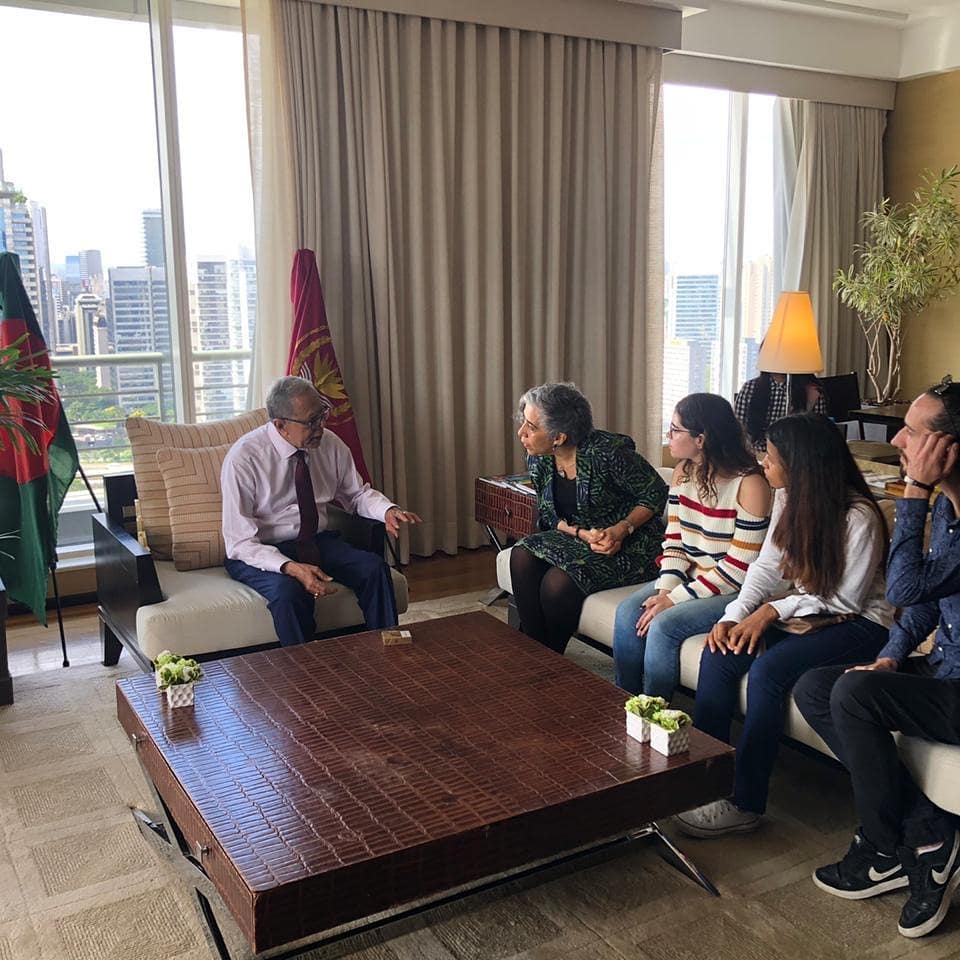 Monuem_Eresp's tweet photo. Ontem as Embaixadoras do Amanhã Camila Sant'Ana e Manoela Pimentel acompanharam a Chefe Substituta do ERESP, Embaixadora Irene Gala, em um encontro com o Presidente de Bangladesh, Sr. Abdul Hamid. Camila e Manoela representaram a delegação de Bangladesh no  Projeto MONUEM-ERESP! https://t.co/vMFj7uEBUW
