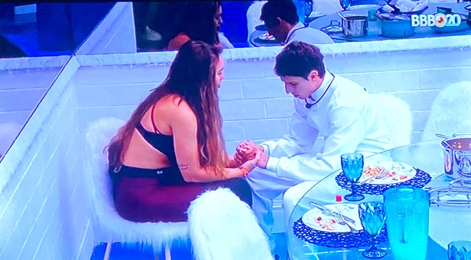 A Rafa rezando com Prior antes dele ir pro quarto branco e com direito a &oacute;leo ungido.   #redebbb #bbb20<a href="/tag/redebbb"class="tags"><span>#redebbb</span></a><a href="/tag/bbb20"class="tags"><span>#bbb20</span></a><a href="/tag/quartobrancobbb"class="tags"><span>#quartobrancobbb</span></a>