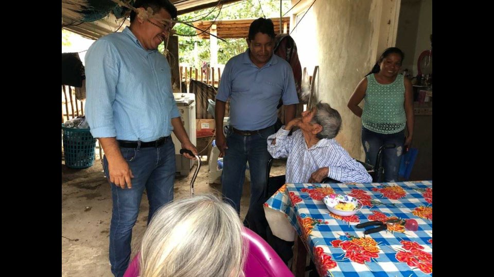 HaciendoHBacala's tweet photo. Nos dimos cita junto al #ProfeMemo y regidora @jaguarclau haciendo entrega de bastones abuelitos en la comunidad de #MayaBalam.
@alitomorenoc
@caroviggiano
@CristinaRuiz_S
@ViviMondragonL
@PRI_Nacional
@csobrinoargaez
@CandyAyuso
@Josealberto2
@CNOPNacional
#SomosPRI
#SomosCNOP https://t.co/aOIUgi6sAv