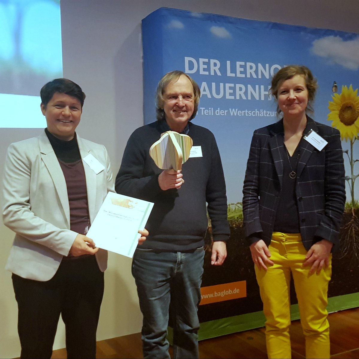 baglob_ev's tweet photo. BAGLoB als Projekte der „UN-Dekade Biologische Vielfalt“ ausgezeichnet. Dr. Marie Bludau vom Niedersächsischen Kultusministerium überreicht Urkunde und Preis an die beiden Vorsitzenden.
#bne #sustainability  #unesco #biodiversity #lernortbauernhof #schule #bildung #agrar https://t.co/7tTHA4LVBM