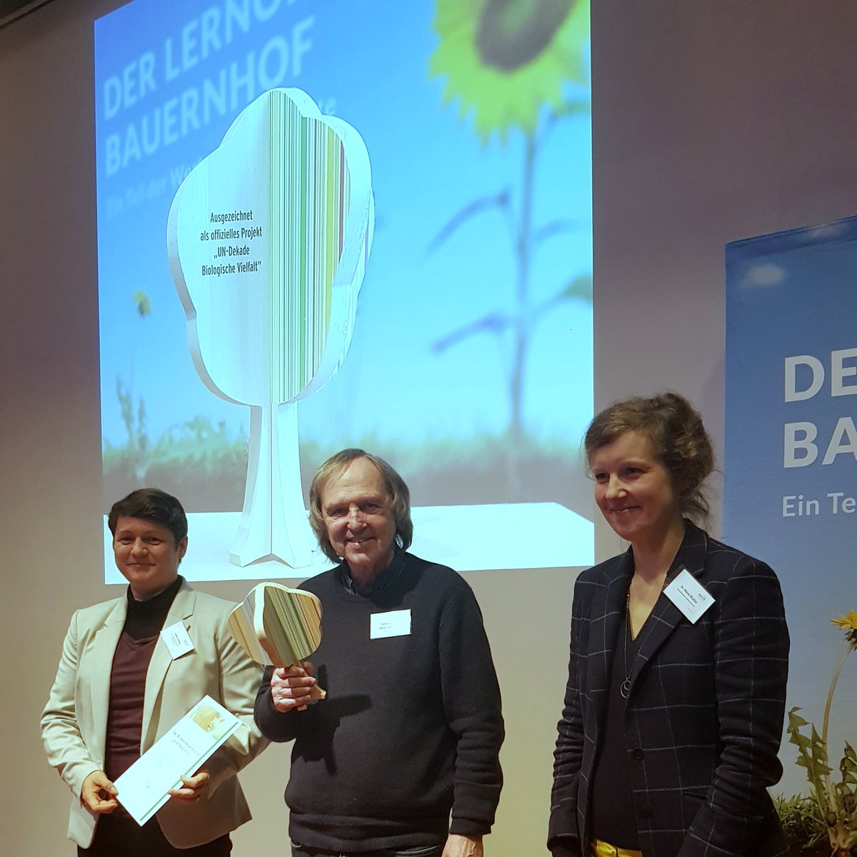 baglob_ev's tweet photo. BAGLoB als Projekte der „UN-Dekade Biologische Vielfalt“ ausgezeichnet. Dr. Marie Bludau vom Niedersächsischen Kultusministerium überreicht Urkunde und Preis an die beiden Vorsitzenden.
#bne #sustainability  #unesco #biodiversity #lernortbauernhof #schule #bildung #agrar https://t.co/7tTHA4LVBM