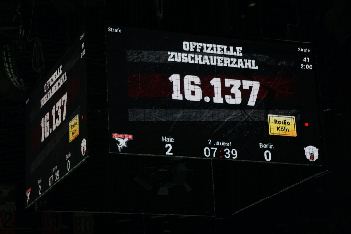 funsharks05's tweet photo. Weitzmann hält den Kasten sauber und die Haie machen weiterhin gut Druck.  Gagne hat einen Kopfcheck abbekommen die anschl. Überzahl konnten die Haie aber nicht nutzen. 2:0 am Ende vom 2.Drittel #koelner_haie_72 #eisbaeren_b #haielive https://t.co/aZpIROSiad