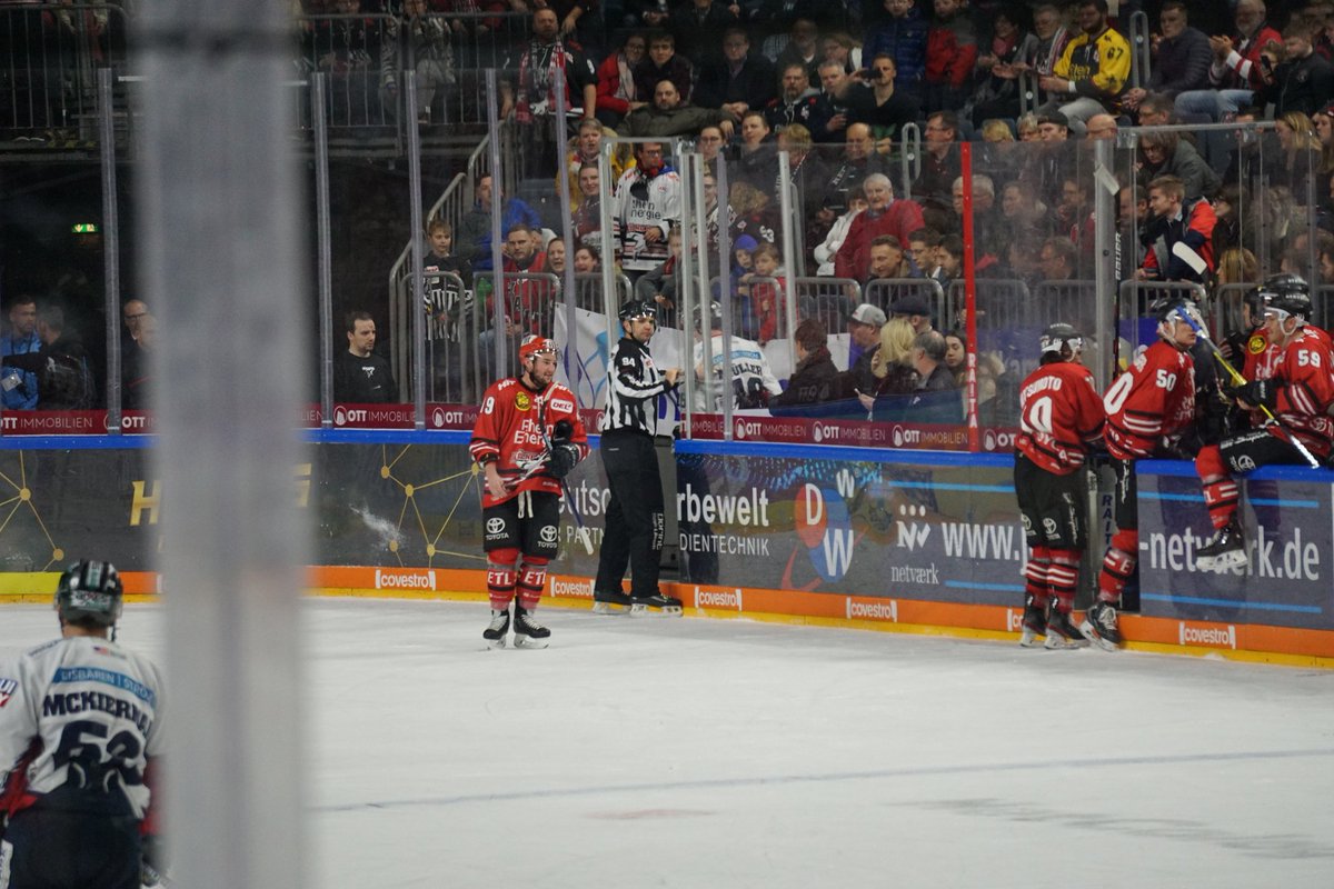 funsharks05's tweet photo. Weitzmann hält den Kasten sauber und die Haie machen weiterhin gut Druck.  Gagne hat einen Kopfcheck abbekommen die anschl. Überzahl konnten die Haie aber nicht nutzen. 2:0 am Ende vom 2.Drittel #koelner_haie_72 #eisbaeren_b #haielive https://t.co/aZpIROSiad