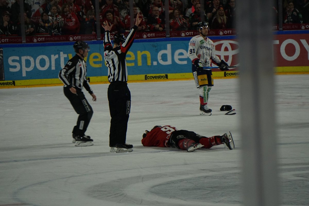 funsharks05's tweet photo. Weitzmann hält den Kasten sauber und die Haie machen weiterhin gut Druck.  Gagne hat einen Kopfcheck abbekommen die anschl. Überzahl konnten die Haie aber nicht nutzen. 2:0 am Ende vom 2.Drittel #koelner_haie_72 #eisbaeren_b #haielive https://t.co/aZpIROSiad