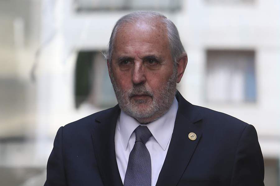latercera's tweet photo. Fiscal nacional, Jorge Abbott, por detenidos de la “primera línea” dejados en libertad: “Nosotros tenemos una obligación que no tienen los demás intervinientes, que es el principio de objetividad” https://t.co/5awO6e2Ia8 https://t.co/eBA0rKHKRZ