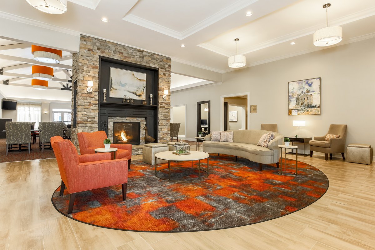 HomewoodNY's tweet photo. Our comfortable and stylish lobby is the perfect spot to sit back and relax. 😌 https://t.co/WLzOeU7bad