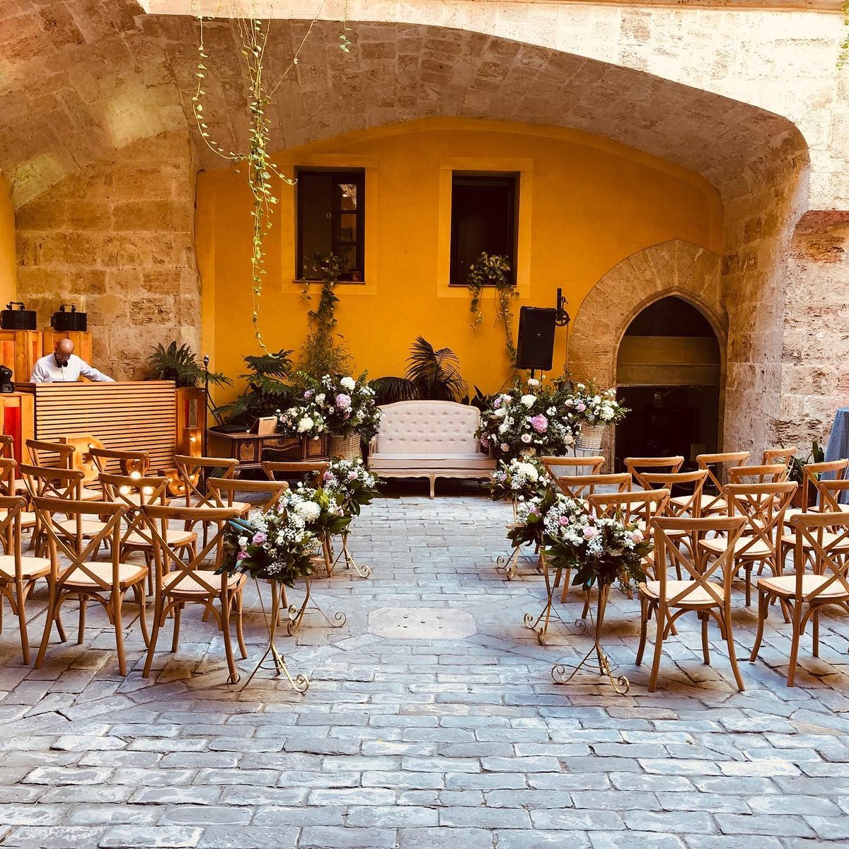 SalsiaVLC's tweet photo. Hoy os traemos algunas fotos de la boda de Pau y Fer ¿No os parece que las bodas en el Palacio de los Mercaders quedan de cuento de hadas? Si estás buscando el mejor espacio para tu boda en Valencia, Castellón o Alicante, 📞llámanos al 655803962. 📸@yabikuwedding
#bodasvalencia https://t.co/Gqu3R8fgF0