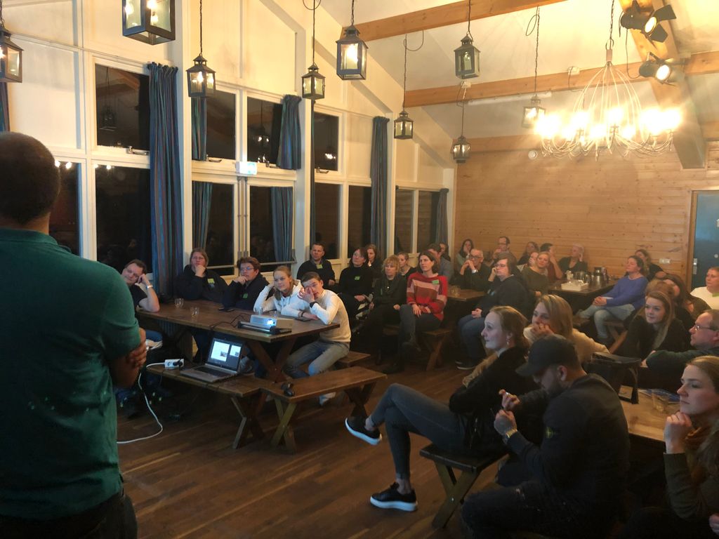 nationaalkamp's tweet photo. Ze zijn er. De Mentoren van de scholen en internaten die deelnemen aan het 63e Nationaal Kamp Hattem zijn gearriveerd in de Zandkreek. Daar krijgen ze uitleg over de Kampweek die van 8 t/m 12 juni wordt georganiseerd en natuurlijk: de première van de Kampfilm! #nationaalkamp https://t.co/Acw1WUkiIe