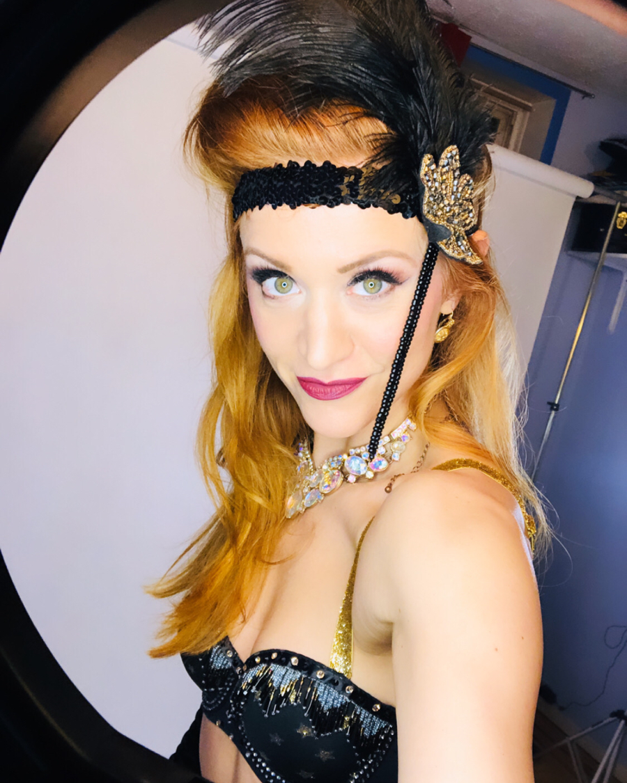 FrancineD's tweet photo. Waiting for the weekend to kick in any second now. ⏳ Catch me at @slipperroom this Saturday night &amp; celebrate Daylight Savings! ☀️ Who knows what kind of shenanigans I’ll be getting into tonight when the sun sets! ✨🌒✨ 

#StarDreamGirl #DaylightSavings https://t.co/YOephNM6UE