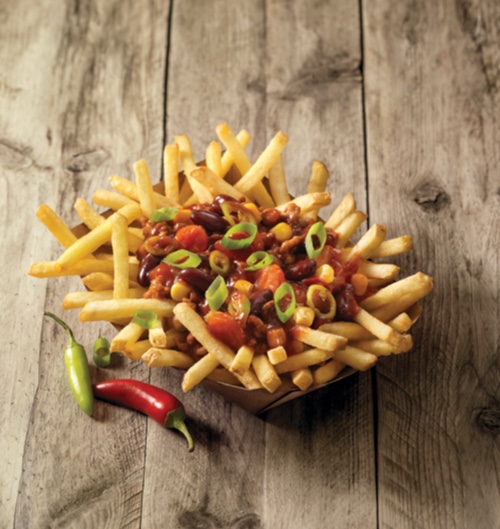 FarmFrites_UK's tweet photo. The England rugby team take on Wales tomorrow. Prepare for a busier Saturday than usual and get your bar snacks prepped for customers to graze on whilst watching! #EnglandRugby #WearTheRose #GuinessSixNations #UKpubs #cateringindustry #chips #loadedfries #chilliandchips #ENGvWAL https://t.co/umKQ8IuNG1
