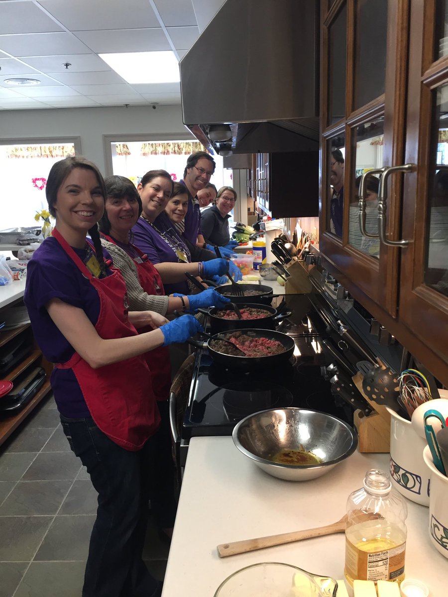 NMS_PolarBears's tweet image. Last night, several NMS staff cooked &amp;amp; served dinner at @RMHC in Hershey. Special thanks to @FACSnms  for leading us in the kitchen. #TeamNorthern #GabbyStrong