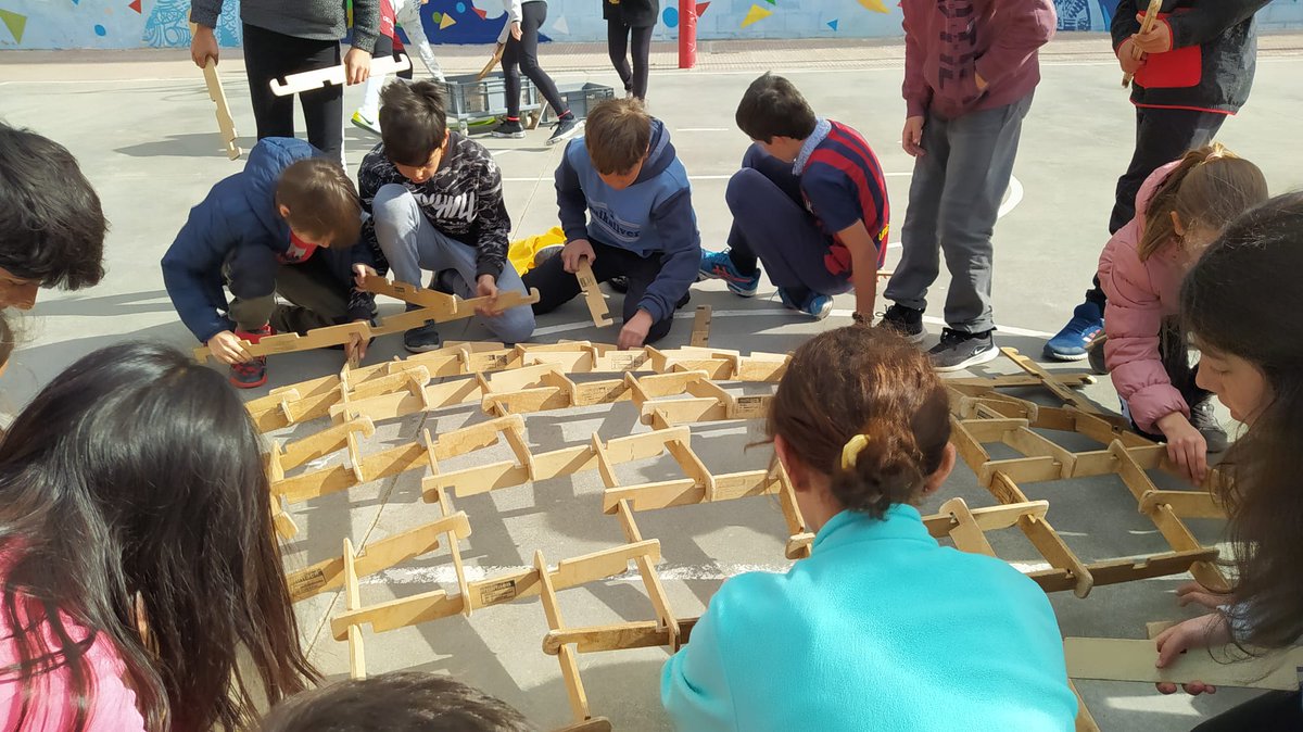 escolabogatell's tweet photo. 6è. Avui hem fet un taller de cúpules de Leonardo da Vinci anomenada Leonardome amb 250 peces.
Ha sigut un repte molt divertit i original! https://t.co/2lIWQs9efF
