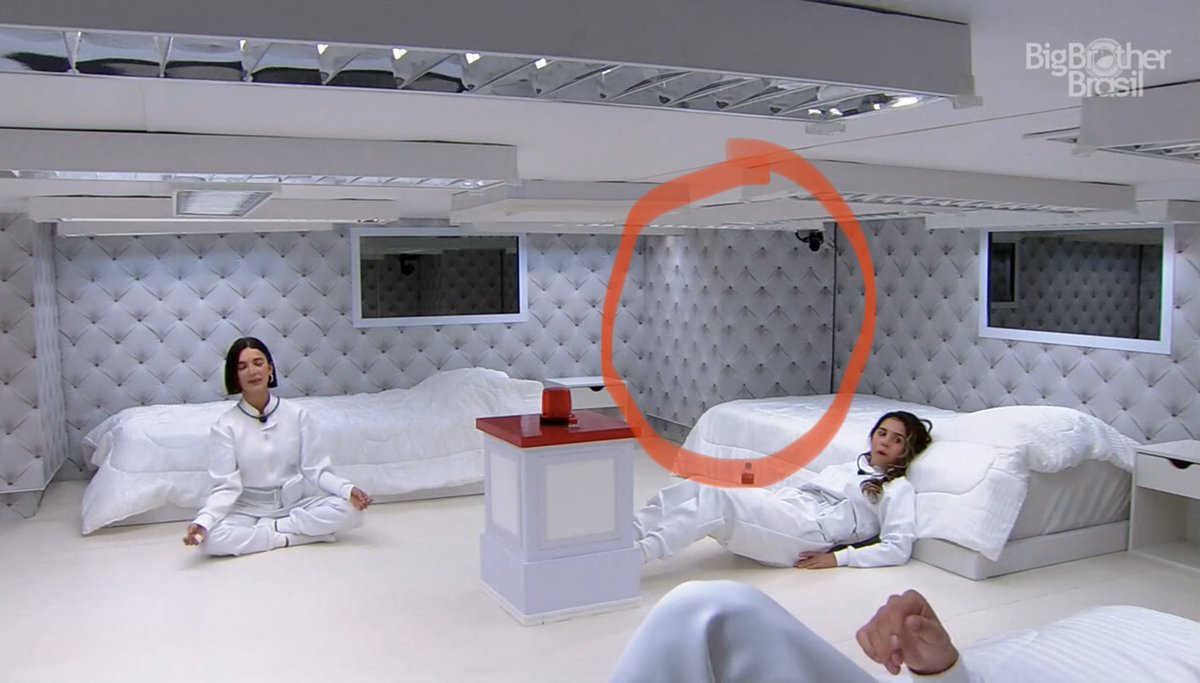 diycore's tweet image. Só eu que me incomodo com essas duas paredes do #quartobranco com o papel de parede aplicado de cabeça pra baixo? 🤦‍♀️ @bbb #RedeBBB