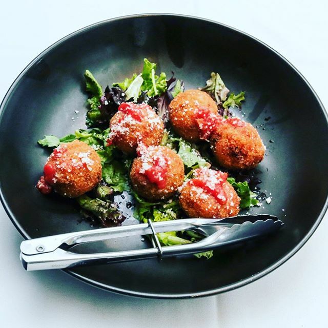 JoesKitchenAus's tweet photo. Arancini bambini @joes.kitchen.beverlypark @joeskitchenaus @beverleyparkgolf 
#arancini #italianfood #italianfoodporn #foodporn #foodie #instagood #instafood https://t.co/vDeiiaOcyt https://t.co/1H51R4FYLd