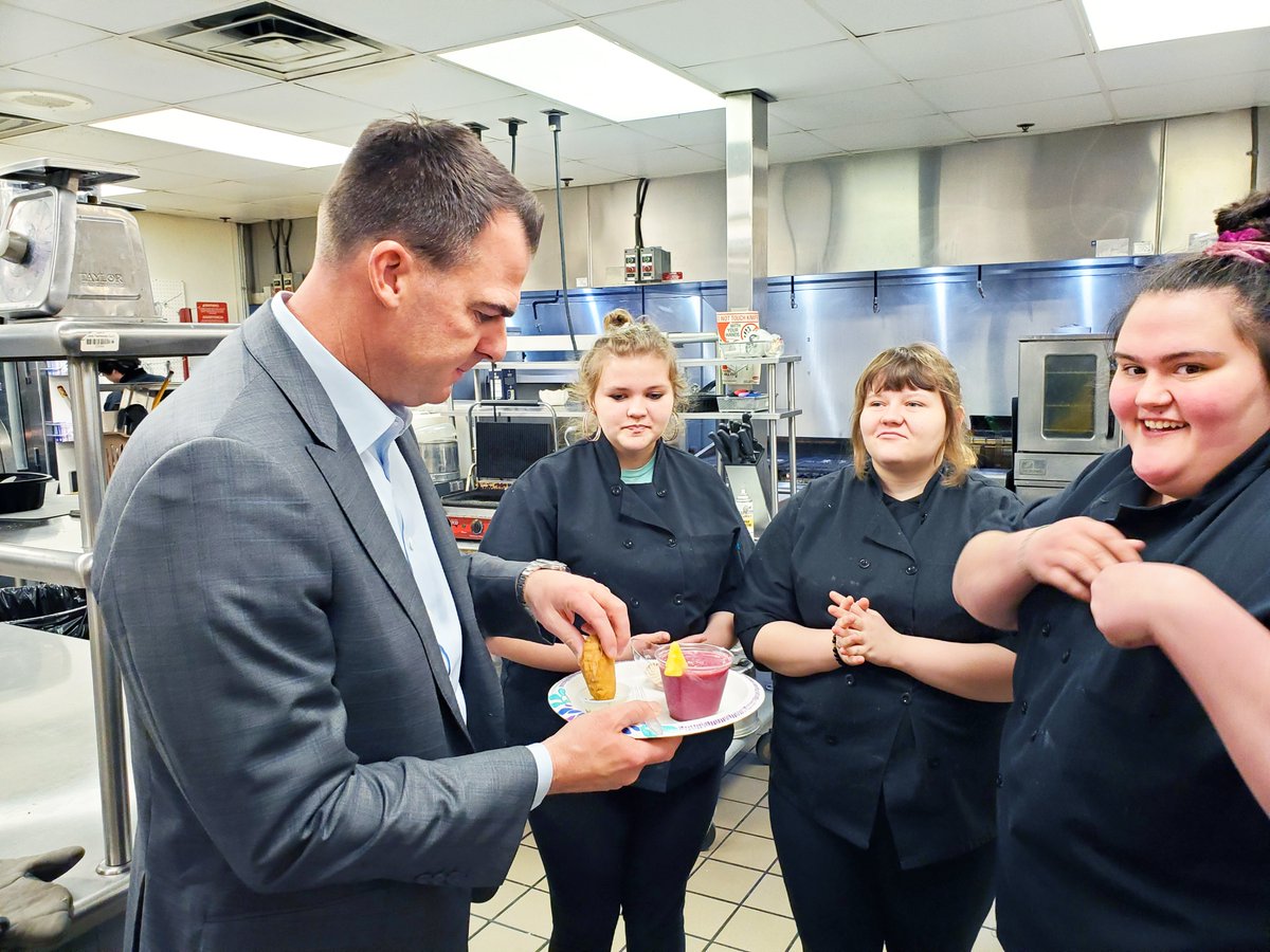 tricountytech's tweet photo. We had a #FunFactFriday visit with @GovStitt today! Sharing our student's stories and showing the #TriCountyWay is our favorite! Thank you for spending some time with us today, Governor Stitt! #lifechanginglearning @okcareertech https://t.co/tfXJjB4irj