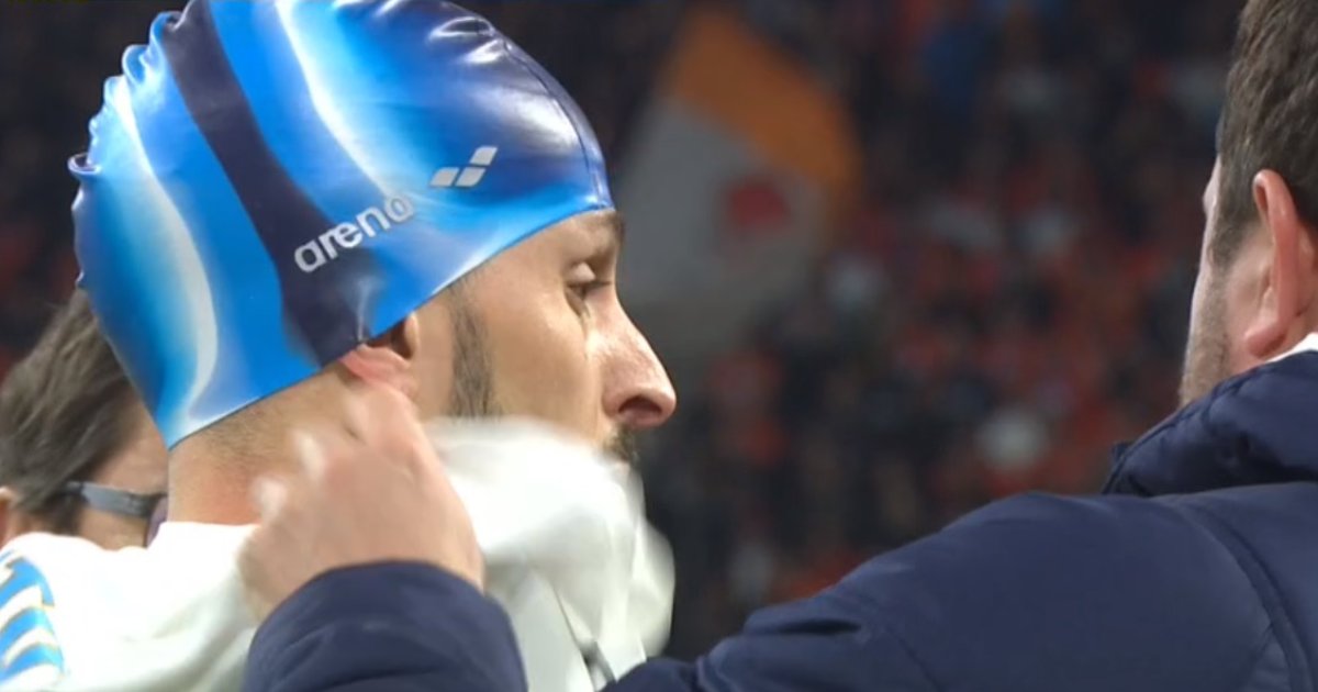 🤣 Dario Benedetto a dû se faire soigner après un choc à la tête lors d'OM-Amiens. 

🤽‍♂️ Le ̶n̶a̶g̶e̶u̶r̶ joueur argentin a repris sa place avec un couvre-chef assez spécial