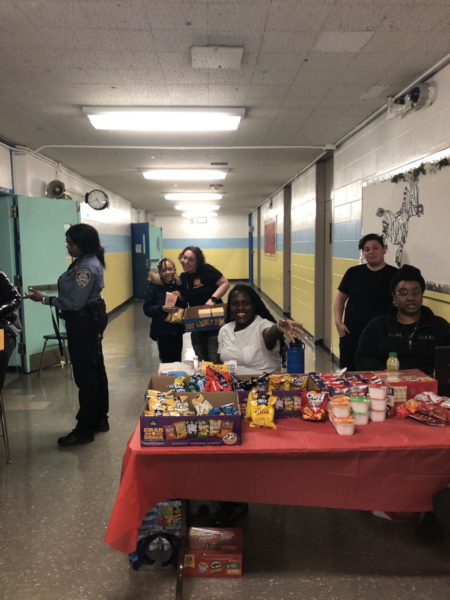 PS375Jackie's tweet photo. Last Friday’s Movie 🍿 night was truly a success! Thank you to all scholars, staff and families who came out to support. #familiesMatter
#ps375
@CSD17NYC @IClarenceEllis @DtHenderson #rise #d17
@thedegoviagroup https://t.co/kiBMoD81f7