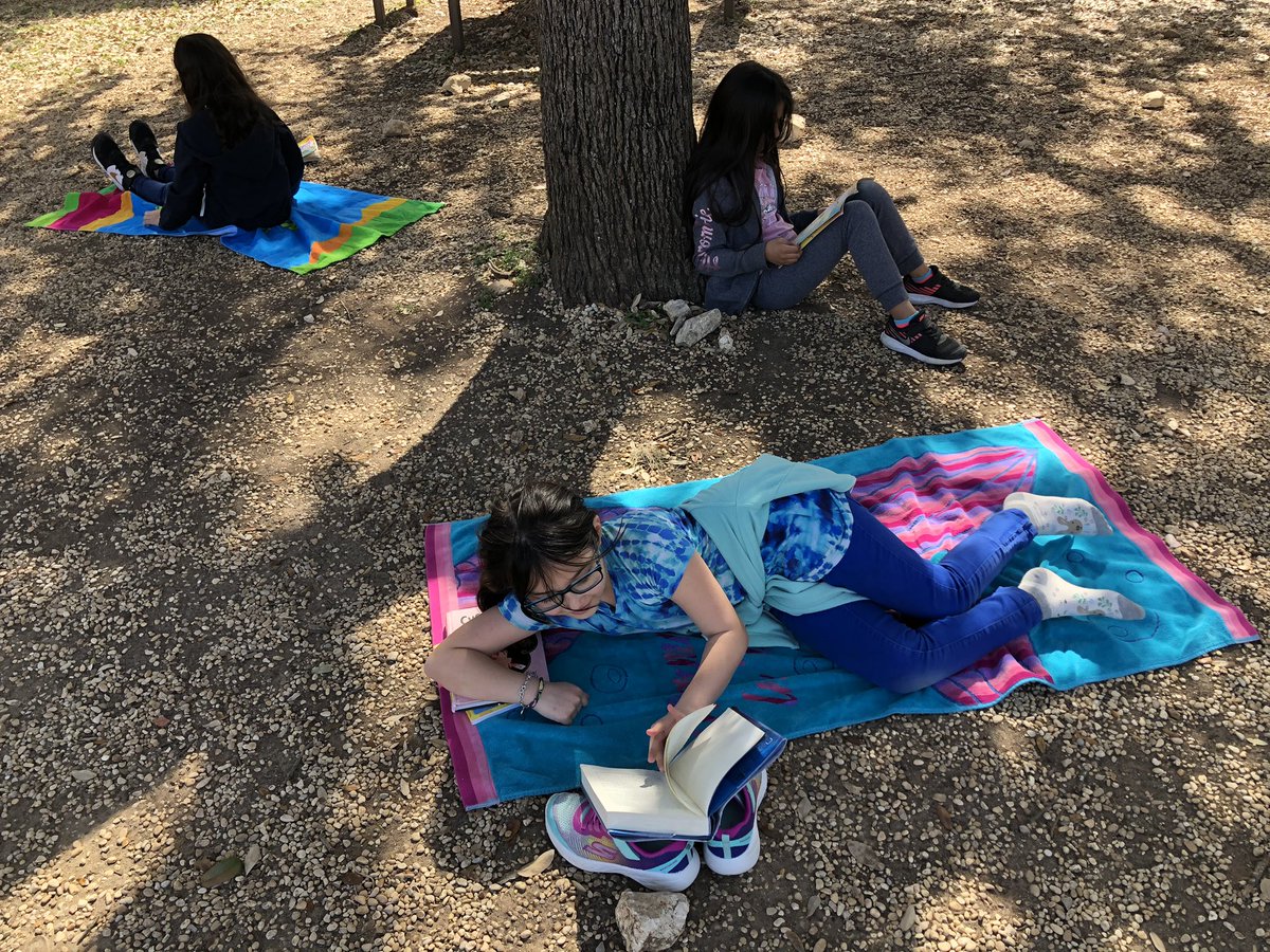 akright_simon's tweet photo. Wrapping up a fun #ReadAcrossAmericaWeek with a little sunshine and a good book! ☀️ 📚 #LockeHillLegends #LockeHillAmerica https://t.co/IXTVtqscoz