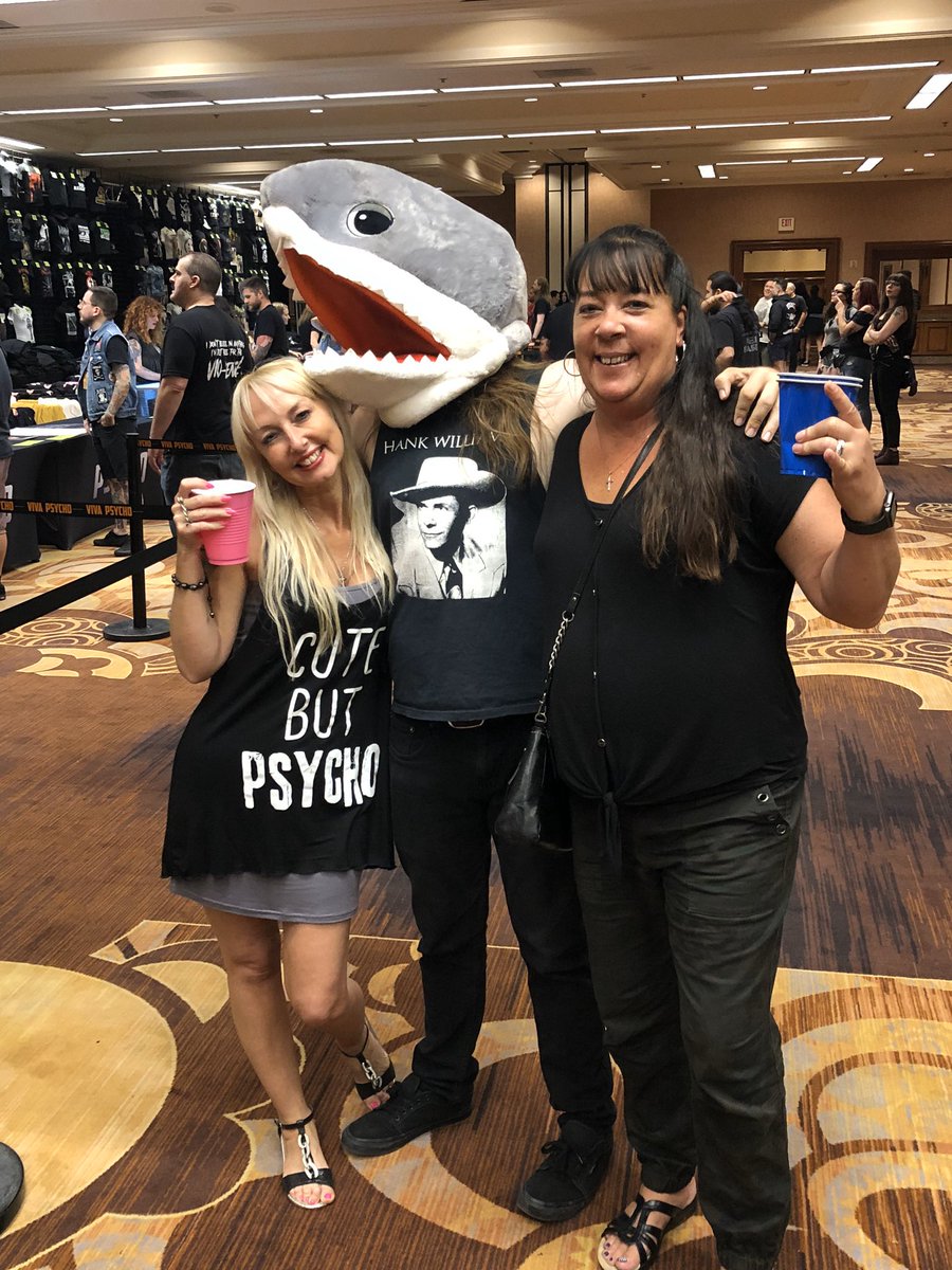 Hell4DeathMetal's tweet photo. @Darksun_always @jfield1869 @MandalayBay @5150kpr @Katy_Ann_Snake @hardrocksniper @Metallibanger @vegasvixn @TheComicHunter @ChrisGoMetal @Randy73481620 The awesome merchroom at Psycho 2019 🤢 #smellyshark #smileseveryone 😘😁 https://t.co/3JPbTCeUDC