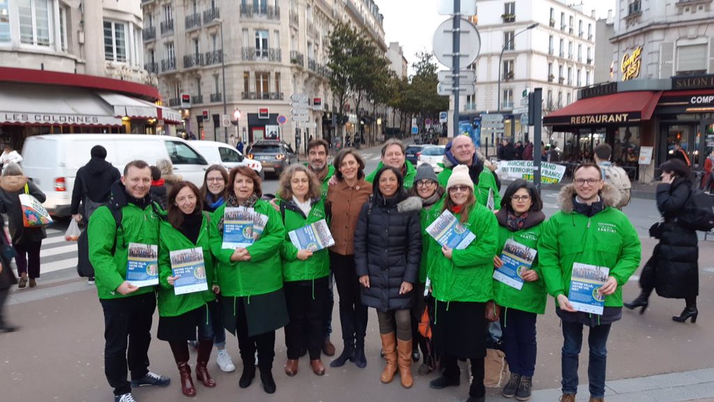 RE_Issy's tweet photo. J-9 Tractage dynamique du vendredi soir à Mairie d’Issy en présence de notre députée @flprovendier et de @Bai_Achidi  notre référente LaREM 92 https://t.co/UugZcbyoF3