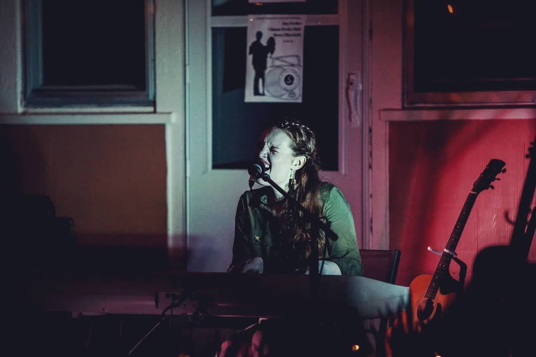 Fretboardcoffee's tweet photo. @merryellenkirk is back tonight on the B Side Stage for #FirstFriday #TFmusic #truefalse #truefalsefilmfest https://t.co/xLSEAtqtlb